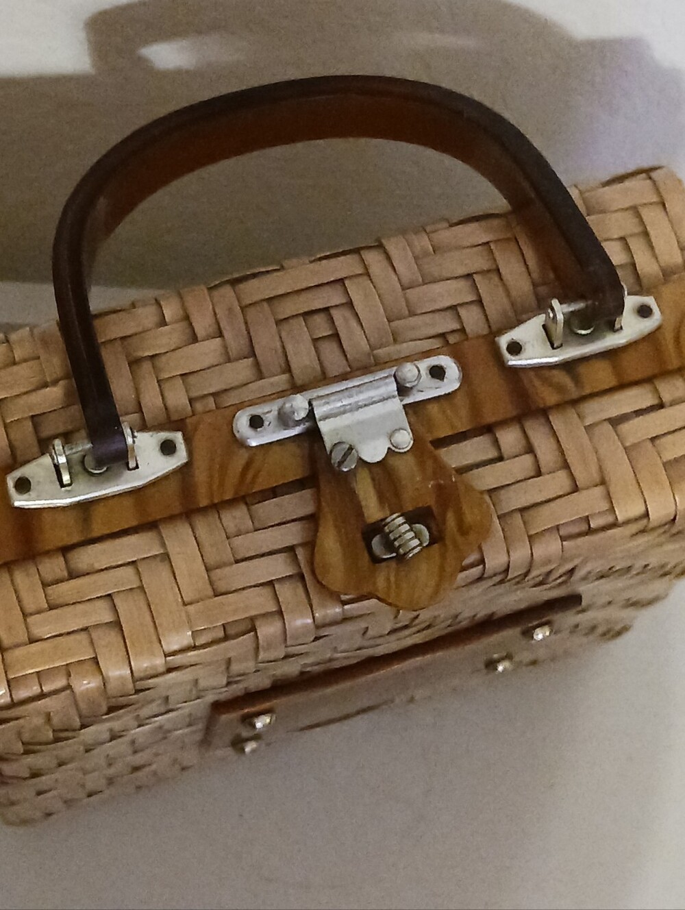 Lesco Lona Made In Hong Kong Vintage Woven Basket Style Purse w/ Lucite Accents - Picture 10 of 16